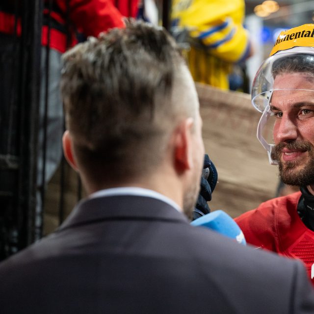 Kapitán Švýcarů Roman Josi po semifinálovém utkání rozdal řadu rozhovorů | foto: Zuzana Jarolímková,  iROZHLAS.cz
