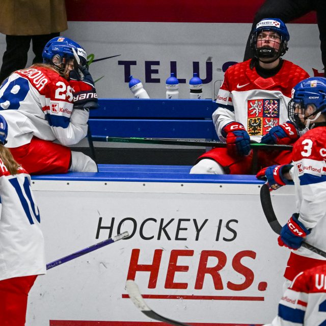 Češky po prohře s Američankami v semifinále mistrovství světa hokejistek | foto: Zuzana Jarolímková,  iROZHLAS.cz