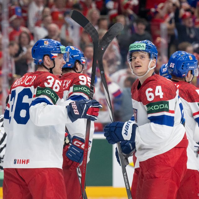 Útočník David Kämpf  (vpravo) nemohl věřit svým uším,  jak bouřila celá O2 Arena | foto: Zuzana Jarolímková,  iROZHLAS.cz