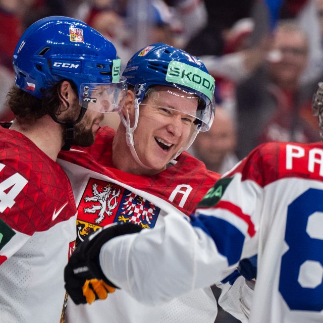 Ondřej Palát  (uprostřed) se těší na čtvrtfinálový souboj proti Američanům | foto: Zuzana Jarolímková,  iROZHLAS.cz