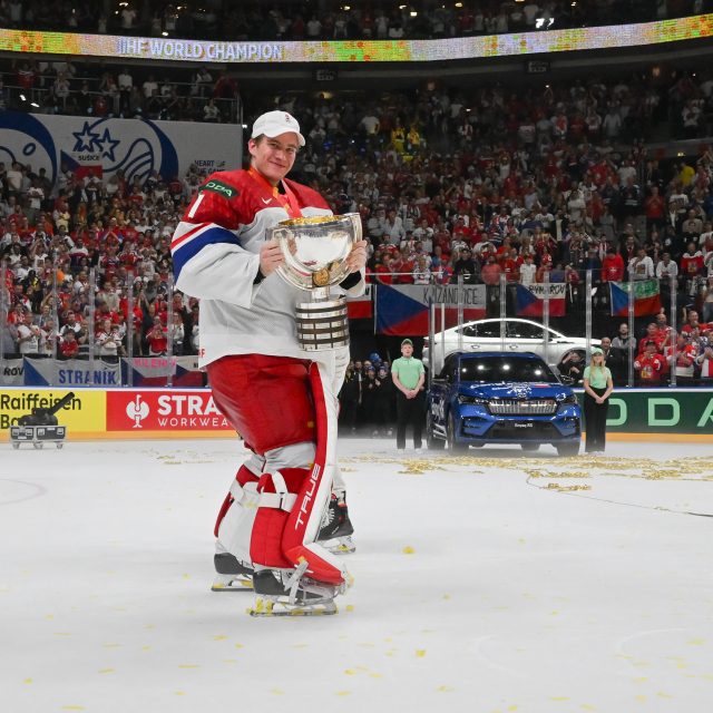 Brankář Lukáš Dostál s trofejí pro mistra světa | foto: Zuzana Jarolímková,  iROZHLAS.cz