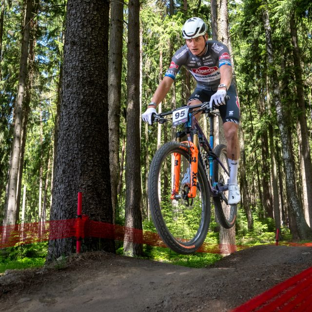 Hvězdný Mathieu van der Poel závod v Novém Městě na Moravě nakonec nedokončil | foto: Zuzana Jarolímková,  iROZHLAS.cz