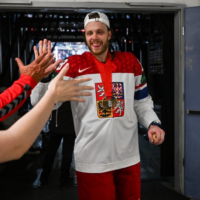 Útočník David Pastrňák odcházel z ledu mezi posledními. Už ale měl v ruce pivo | foto: Zuzana Jarolímková,  iROZHLAS.cz