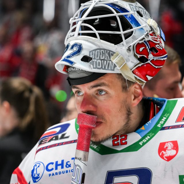 Pardubický brankář Roman Will po prohře v sedmém zápase ve finále hokejové extraligy s Kometou Brno | foto: Zuzana Jarolímková,  iROZHLAS.cz