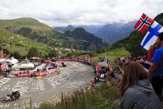 Fanoušci přijíždějí dřív,  aby si vybrali místo s nejlepším výhledem | foto: Laurent Salino,   Alpe d'Huez Tourisme