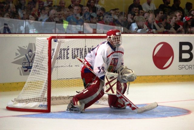 Utkání hokejových šampionů v Jihlavě. Brankář Dominik Hašek | foto: Jan Kodet,  Český rozhlas