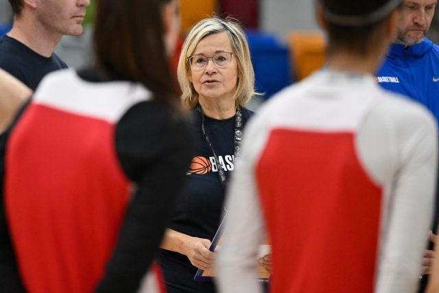 Trenérka Ptáčková může s českými basketbalistkami slavit postup na mistrovství Evropy | foto: Ondřej Deml,  ČTK