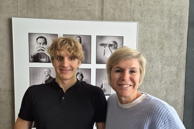 Paraplavec David Kratochvíl a moderátorka Pátečního finiše Kateřina Neumannová | foto: Adam Weidenthaler,  Český rozhlas