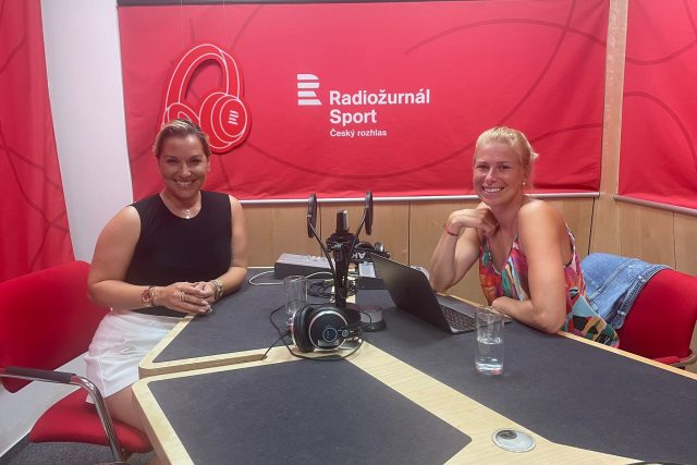 Ve studiu Radiožurnálu Sport se sešly dvě kamarádky tenistky Dominika Cibulková a Andrea Sestini Hlaváčková | foto: Barbora Kovaříková,  Český rozhlas