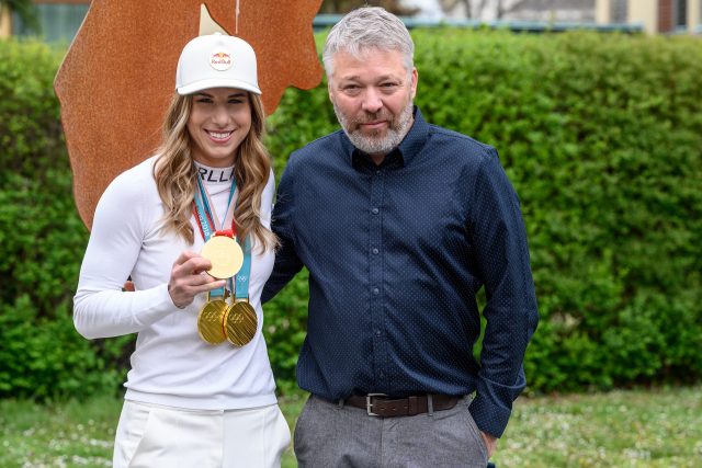 Ester Ledecká s trenérem Tomášem Bankem | foto: Vlastimil Vacek,  Právo / Profimedia