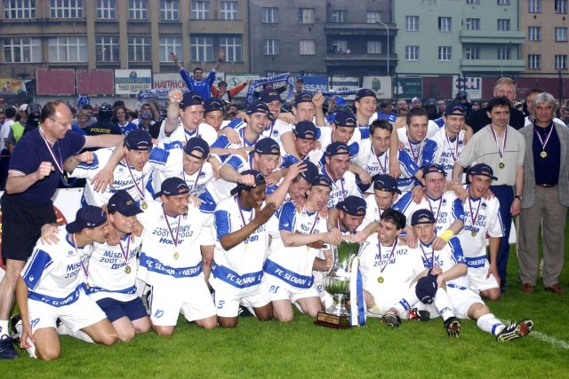 Oslavy prvního titulu Slovanu Liberec v roce 2002 | foto: Stanislav Peška,  ČTK
