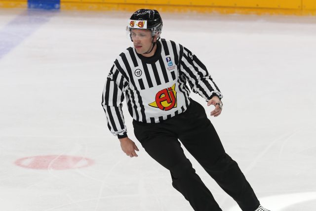 Rozhodčí Daniel Hynek | foto: Pavel Paprskář,  ČTK