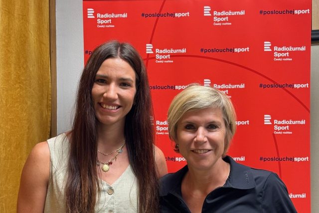 Volejbalistka Magdaléna Jehlářová s moderátorkou Kateřinou Neumannovou | foto: Zuzana Pokorná,  Český rozhlas