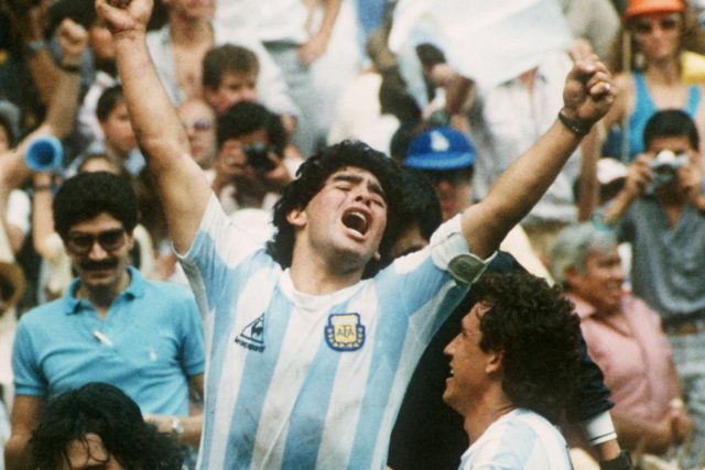 Diego Maradona slaví v Mexiko City s argentinským týmem vítězství nad Německem a titul mistrů světa | foto: Profimedia