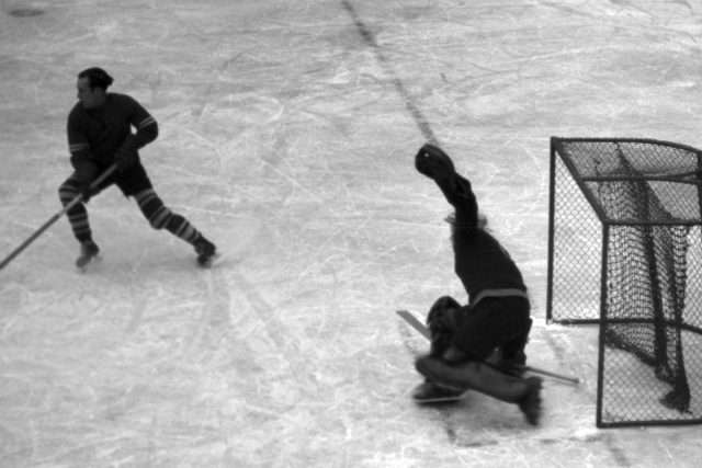 Pořad S mikrofonem za hokejem byl součástí vysílání už v roce 1947 při MS v hokeji | foto: Ladislav Kandelar,  Profimedia