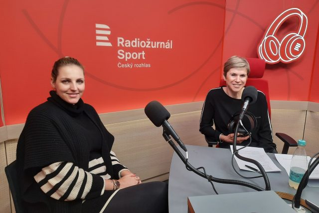 Kristýna Plíšková s moderátorkou Kateřinou Neumannovou ve studiu Radiožurnálu Sport | foto: Anna Duchková,  Český rozhlas