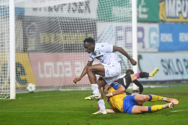 Princ Adu překonal brankáře Matouše Trmala,  ale podle všeho měl jít předčasně do sprch | foto:  Ondřej Bičiště / MAFRA / Profimedia