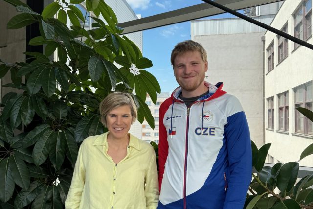 Sportovní střelec František Smetana s moderátorkou Kateřinou Neumannovou | foto: Zuzana Pokorná,  Český rozhlas