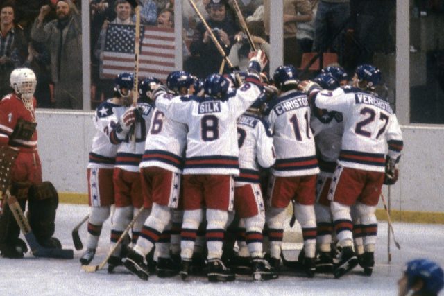 Hokejový zázrak popisuje příběh amerických hokejistů,  kteří zaskočili favorizované Sověty | foto: history.com