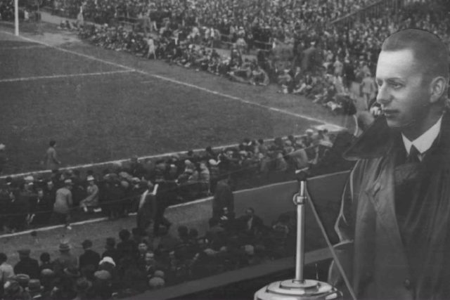 Fotokoláž  (pravděpodobně ze třicátých let) zpodobňující Josefa Laufera při komentování fotbalového utkání | foto: autor neznámý,  Archivní a programové fondy Českého rozhlasu