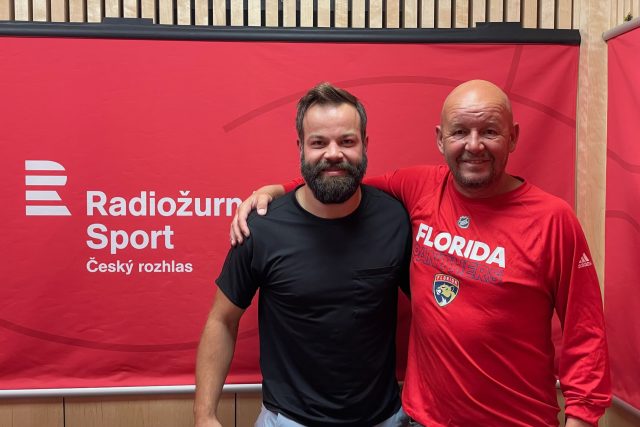 Hokejový obránce Radko Gudas s moderátorem pořadu Na place Pavlem Nečasem | foto: Zuzana Pokorná,  Český rozhlas