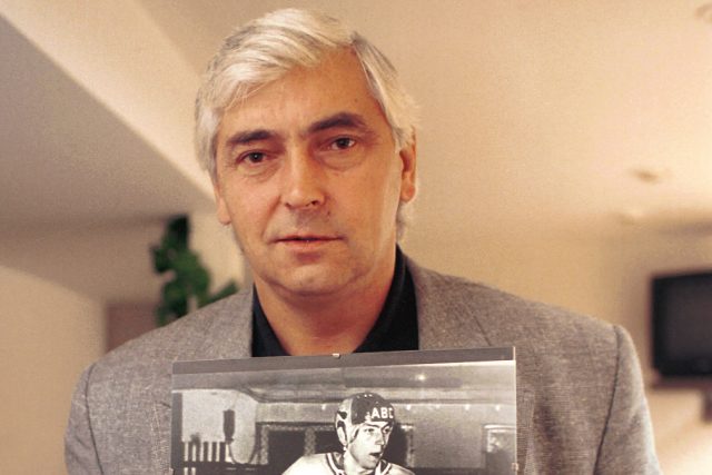 Ivan Hlinka s fotografií sama sebe jako hráče  (1999) | foto: Jaroslav Legner,  CNC / Profimedia