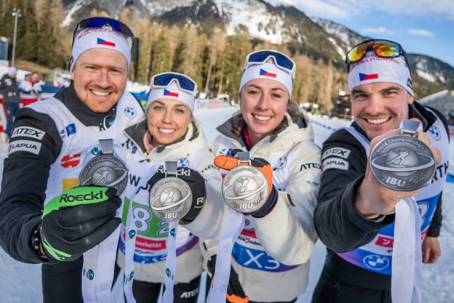 Vítězslav Hornig,  Tereza Voborníková,  Jessica Jislová a Michal Krčmář se stříbrnými medailemi z MS 2025 | foto:  (C) Český biatlon Petr Slavík