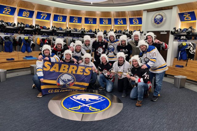 Česká parta fanoušků Buffala Sabres při zahraničním tripu na zápasy NHL | foto: Archiv Viktora Maudra