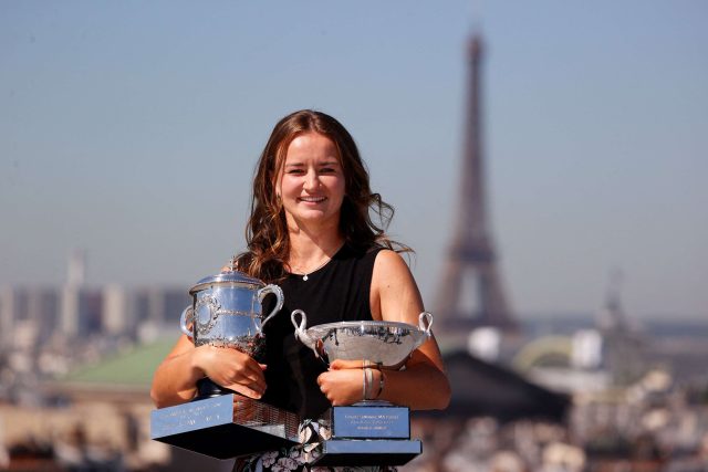 Barbora Krejčíková na Roland Garros zvítězila ve dvouhře i čtyřhře jako sedmá žena v historii | foto: Fotobanka Profimedia