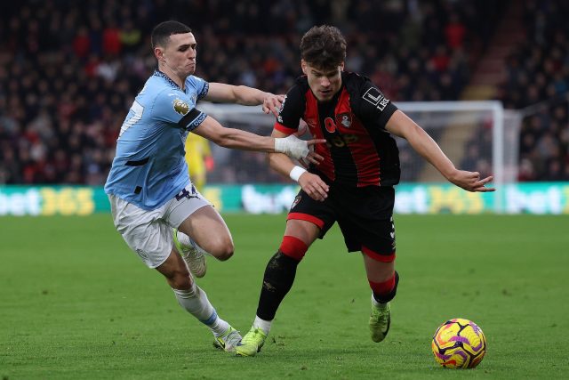 Phil Foden a Milos Kerkez v souboji o míč v duelu Manchesteru City proti Bournemouthu | foto: ČTK / imago sportfotodienst