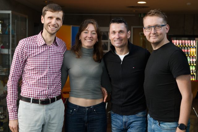Cyklistka Julia Kopecký a moderátoři pořadu Kilometry Jiřího Ježka | foto: Anna Rychnovská,  Český rozhlas