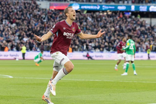 Český fotbalista Tomáš Souček se raduje ze vstřeleného gólu West Hamu proti Newcastlu | foto: Elli Birch/ ČTK / imago sportfotodienst