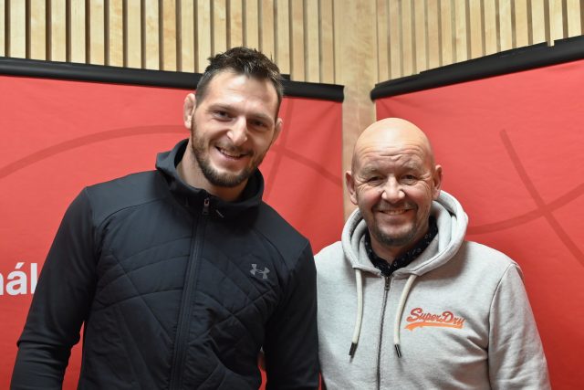 Lukáš Krpálek s Pavlem Nečasem ve sportovní talkshow Na place | foto: Agáta Faltová,  Český rozhlas