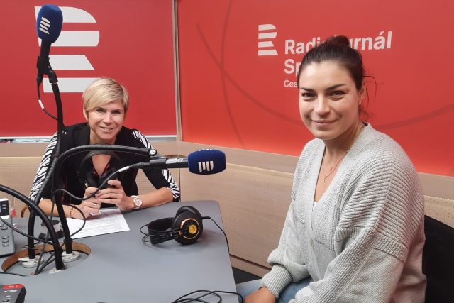 Lyžařka Martina Dubovská jako host Kateřiny Neumannové v pořadu Páteční finiš | foto: Anna Duchková,  Český rozhlas