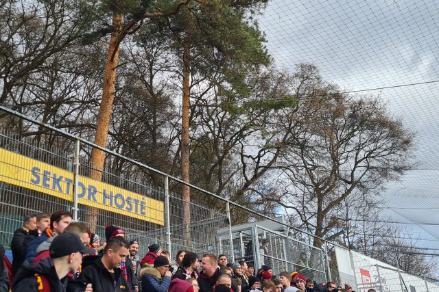 Sektor hostí na fotbalovém stadionu ve Zlíně sousedí s přilehlým lesoparkem | foto: Jaroslav Plašil,  Český rozhlas