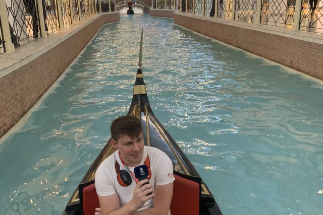 Reportér Vojtěch Šilhan se projížděl na gondole v obchodním centru v Kataru | foto: Vojtěch Šilhan,  Český rozhlas