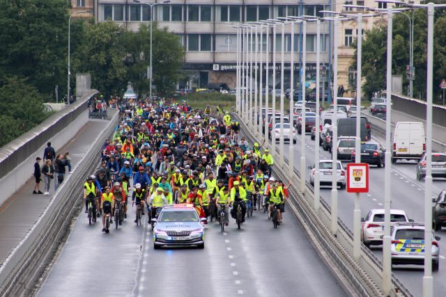 Cyklisté na Nuselském mostě během Světové cyklojízdy 2. června 2024 v Praze. | foto: Miloš Ruml,  ČTK