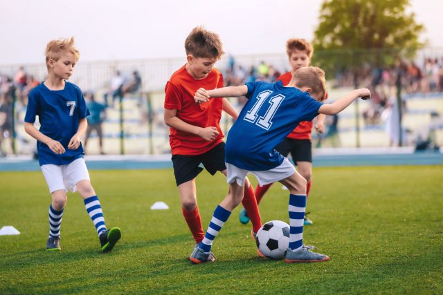 Děti hrají fotbal | foto: Shutterstock
