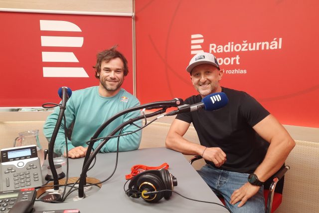 Vavřinec Hradilek a letec Petr Kopfstein ve studiu Radiožurnálu Sport | foto: Anna Duchková,  Český rozhlas