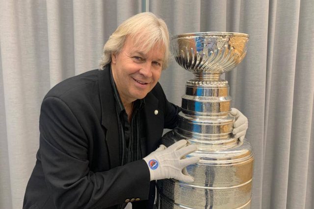 Phil Pritchard o Stanley Cup pečuje v rukavičkách | foto: František Kuna,  Český rozhlas