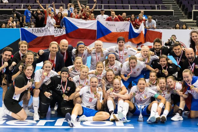 Česká florbalová reprezentace žen získala na světovém šampionátu v roce 2023 bronzové medaile | foto: Martin Flousek,  Český florbal