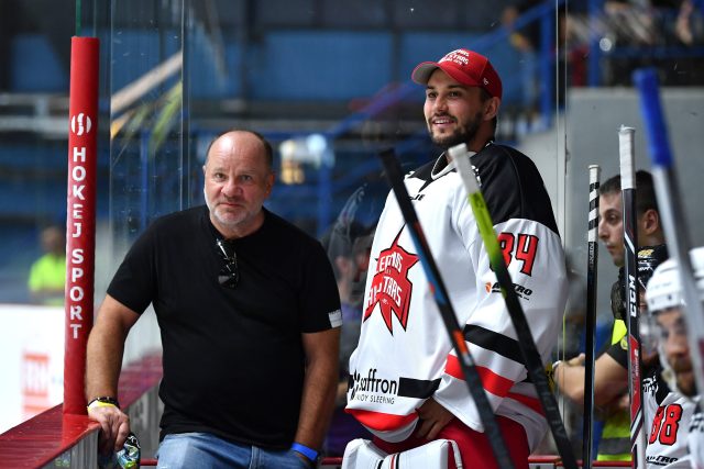 Hokejový agent Pavel Maršoun  (vlevo) s brankářem Petrem Mrázkem | foto:  Barbora Reichová / CNC / Profimedia