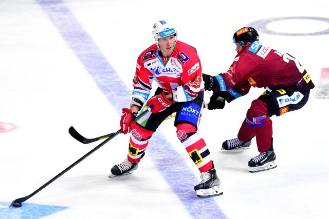 Pardubický Jan Košťálek v zápase se Spartou Praha | foto: Pavel Mazáč,  CNC / Profimedia Pardubický Jan Košťálek v zápase se Spartou Praha | foto: Pavel Mazáč,  CNC / Profimedia