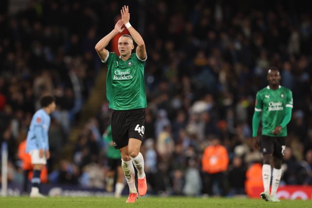 Maksym Talovjerov v dresu Plymouthu v duelu proti Manchesteru City | foto: Paul Currie ČTK / imago sportfotodienst