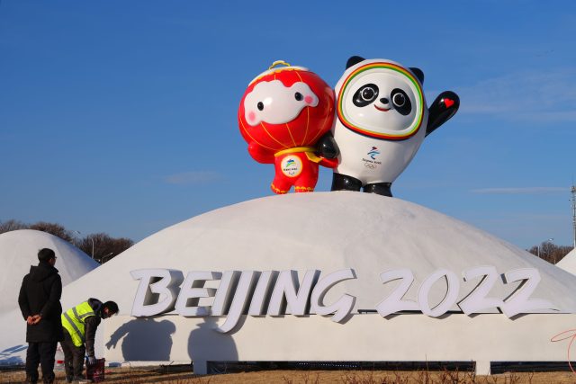 Maskoti zimní olympiády v Pekingu Bing Dwen Dwen a Shuey Rhon Rhon | foto: Profimedia