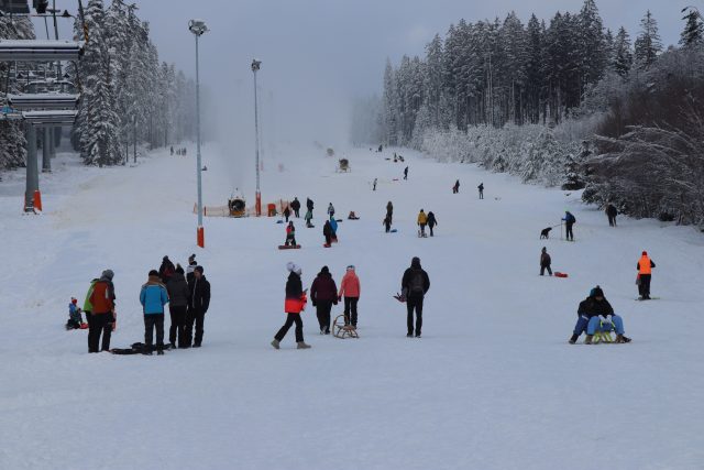 Zimní střediska jsou plné lidí,  aktuální podmínky lyžařům přejí | foto: Ján Honza,  ČTK