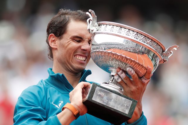 Rafael Nadal vyhrál Roland Garros čtrnáckrát,  letos ale na prestižním grandslamu bude chybět | foto: Benoit Tessier,  Reuters
