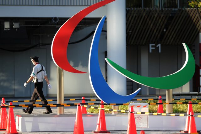 Logo paralympijských her před Národním stadionem v Tokiu | foto: KIM KYUNG-HOON,  Reuters