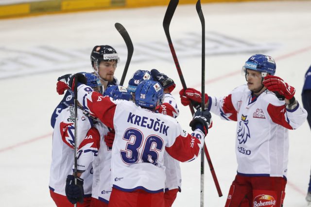 Čeští hokejisté slaví gól | foto: David W Cerny,  Reuters