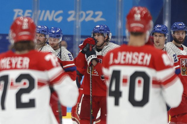 Zklamaní čeští hokejisté po souboji s Dánskem | foto: Reuters